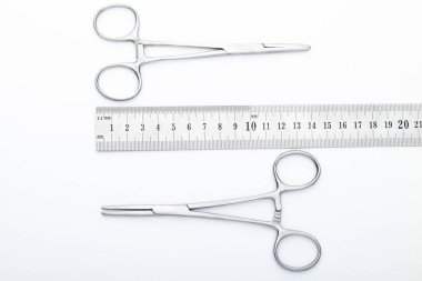 Çelik cerrahi aletler ve laboratuvar ekipmanları beyaz arka planda izole edilmiş. Profesyonel klinik aletleri. Tıbbi, cerrahi, ambulans ve veteriner konsepti. Yumuşak seçici odaklı yakın plan