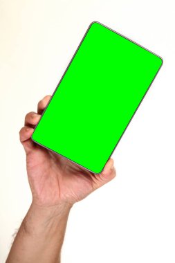 İnsan eli, avucunda boş bir krom ekran olan modern bir akıllı telefonu tutar. Teknoloji ve reklam kavramı. Ayrıntılı yakın çekim stüdyo çekimi soyut beyaz arka planda izole