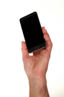 İnsan eli, avucunda boş bir krom ekran olan modern bir akıllı telefonu tutar. Teknoloji ve reklam kavramı. Ayrıntılı yakın çekim stüdyo çekimi soyut beyaz arka planda izole