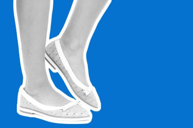 Bayan giysi ayakkabısı. Düşük deri ayakkabılar giyen uzun ince kadın bacakları. Fotokopi alanı olan moda modeli. Klasik ve günlük kıyafet konsepti. Detaylı yakın çekim stüdyo çekimi Magazin tarzı moda kolajı