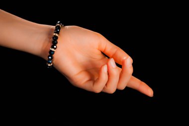 Güzel bir el yapımı mücevher bileziği. Renkli parlak boncuklar ve nötr manikürlü gevşek bir kadın bileği. Moda ve el işi aksesuarları. Yumuşak seçici odaklı yakın plan