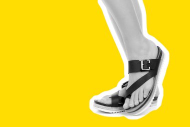 Bayan giysi ayakkabısı. Deri sandalet giyen uzun ince kadın bacakları. Fotokopi alanı olan moda modeli. Klasik ve günlük kıyafet konsepti. Ayrıntılı yakın çekim stüdyo çekimi. Dergi tarzı moda kolajı