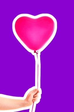Kadın eli pembe kauçuk, şişme kalp şeklinde balon tutuyor. Aşk, ilişki, sevgililer günü ve doğum günü kutlaması konsepti. Boş kopya alanı olan dergi tarzı moda kolajı