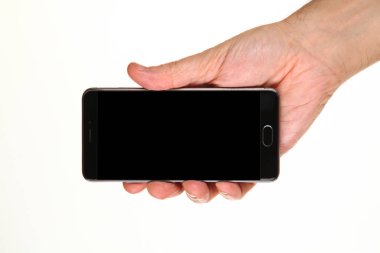 İnsan eli, avucunda boş bir krom ekran olan modern bir akıllı telefonu tutar. Teknoloji ve reklam kavramı. Ayrıntılı yakın çekim stüdyo çekimi soyut beyaz arka planda izole