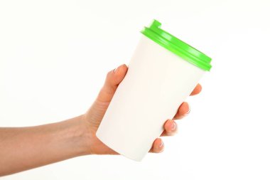 İnsan eli plastik kapaklı boş bir kahve fincanı tutar. Tek kullanımlık fincana çay ya da kahve konsepti. Metin veya logo için yeri ve yeri kopyala. Beyaz bir arkaplanda izole edilmiş