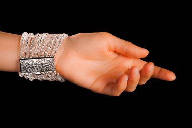 Güzel bir el yapımı mücevher bileziği. Renkli parlak boncuklar ve nötr manikürlü gevşek bir kadın bileği. Moda ve el işi aksesuarları. Yumuşak seçici odaklı yakın plan