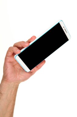 İnsan eli, avucunda boş bir krom ekran olan modern bir akıllı telefonu tutar. Teknoloji ve reklam kavramı. Ayrıntılı yakın çekim stüdyo çekimi soyut beyaz arka planda izole