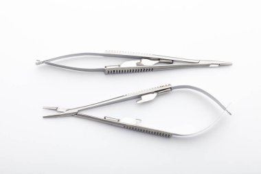 Çelik cerrahi aletler ve laboratuvar ekipmanları beyaz arka planda izole edilmiş. Profesyonel klinik aletleri. Tıbbi, cerrahi, ambulans ve veteriner konsepti. Yumuşak seçici odaklı yakın plan