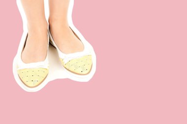 Bayan giysi ayakkabısı. Düşük deri ayakkabılar giyen uzun ince kadın bacağı. Fotokopi alanı olan moda modeli. Klasik ve günlük kıyafet konsepti. Ayrıntılı yakın çekim stüdyo çekimi. Dergi tarzı moda kolajı