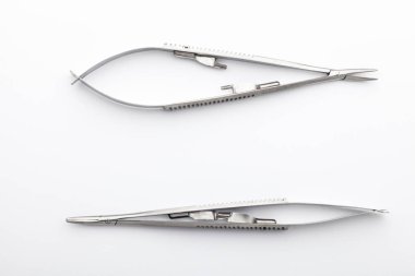 Çelik cerrahi aletler ve laboratuvar ekipmanları beyaz arka planda izole edilmiş. Profesyonel klinik aletleri. Tıbbi, cerrahi, ambulans ve veteriner konsepti. Yumuşak seçici odaklı yakın plan