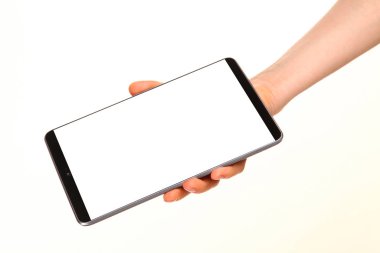 İnsan eli, avucunda boş bir krom ekran olan modern bir akıllı telefonu tutar. Teknoloji ve reklam kavramı. Ayrıntılı yakın çekim stüdyo çekimi soyut beyaz arka planda izole