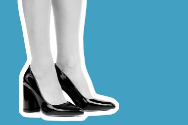 Bayan giysi ayakkabısı. Yüksek topuklu ayakkabı giyen uzun ince kadın bacakları. Fotokopi alanı olan moda modeli. Klasik ve günlük kıyafet konsepti. Ayrıntılı yakın çekim stüdyo çekimi. Dergi tarzı moda kolajı