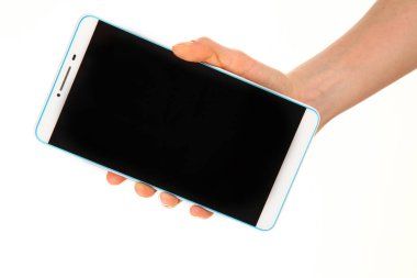 İnsan eli, avucunda boş bir krom ekran olan modern bir akıllı telefonu tutar. Teknoloji ve reklam kavramı. Ayrıntılı yakın çekim stüdyo çekimi soyut beyaz arka planda izole