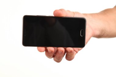 İnsan eli, avucunda boş bir krom ekran olan modern bir akıllı telefonu tutar. Teknoloji ve reklam kavramı. Ayrıntılı yakın çekim stüdyo çekimi soyut beyaz arka planda izole