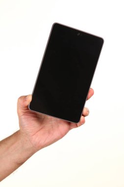 İnsan eli, avucunda boş bir krom ekran olan modern bir akıllı telefonu tutar. Teknoloji ve reklam kavramı. Ayrıntılı yakın çekim stüdyo çekimi soyut beyaz arka planda izole