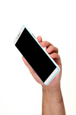 İnsan eli, avucunda boş bir krom ekran olan modern bir akıllı telefonu tutar. Teknoloji ve reklam kavramı. Ayrıntılı yakın çekim stüdyo çekimi soyut beyaz arka planda izole