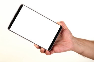 İnsan eli, avucunda boş bir krom ekran olan modern bir akıllı telefonu tutar. Teknoloji ve reklam kavramı. Ayrıntılı yakın çekim stüdyo çekimi soyut beyaz arka planda izole