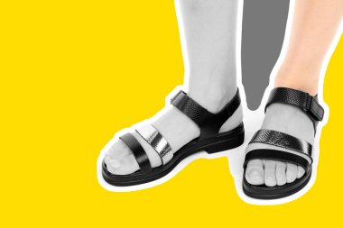 Bayan giysi ayakkabısı. Deri sandalet giyen uzun ince kadın bacakları. Fotokopi alanı olan moda modeli. Klasik ve günlük kıyafet konsepti. Detaylı yakın çekim stüdyo çekimi Magazin tarzı moda kolajı