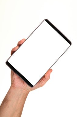 İnsan eli, avucunda boş bir krom ekran olan modern bir akıllı telefonu tutar. Teknoloji ve reklam kavramı. Ayrıntılı yakın çekim stüdyo çekimi soyut beyaz arka planda izole