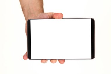 İnsan eli, avucunda boş bir krom ekran olan modern bir akıllı telefonu tutar. Teknoloji ve reklam kavramı. Ayrıntılı yakın çekim stüdyo çekimi soyut beyaz arka planda izole