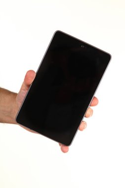 İnsan eli, avucunda boş bir krom ekran olan modern bir akıllı telefonu tutar. Teknoloji ve reklam kavramı. Ayrıntılı yakın çekim stüdyo çekimi soyut beyaz arka planda izole