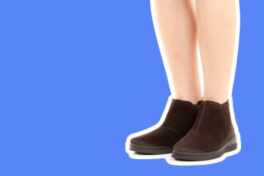 Bayan giysi ayakkabısı. Uzun ince dişinin bacakları düşük deri ayakkabı giyer. Fotokopi alanı olan moda modeli. Klasik ve günlük kıyafet konsepti. Ayrıntılı yakın çekim stüdyo çekimi. Dergi tarzı moda kolajı