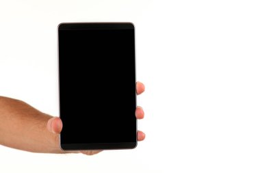 İnsan eli, avucunda boş bir krom ekran olan modern bir akıllı telefonu tutar. Teknoloji ve reklam kavramı. Ayrıntılı yakın çekim stüdyo çekimi soyut beyaz arka planda izole