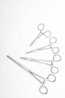 Çelik cerrahi aletler ve laboratuvar ekipmanları beyaz arka planda izole edilmiş. Profesyonel klinik aletleri. Tıbbi, cerrahi, ambulans ve veteriner konsepti. Yumuşak seçici odaklı yakın plan