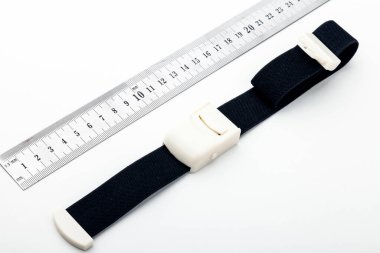 Esnek bandaj ve laboratuvar ekipmanları beyaz arka planda izole edilmiş. Profesyonel klinik aletleri. Tıbbi, cerrahi, ambulans ve veteriner konsepti. Yumuşak seçici odaklı yakın plan