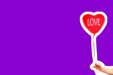 Kadın eli kırmızı kauçuk, şişme kalp şeklinde balon tutuyor. Aşk, ilişki, sevgililer günü ve doğum günü kutlaması konsepti. Boş kopya alanı olan dergi tarzı moda kolajı