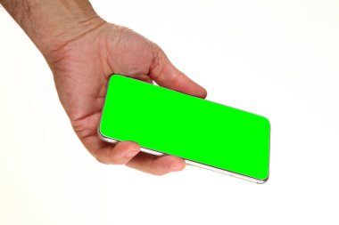 İnsan eli, avucunda boş bir krom ekran olan modern bir akıllı telefonu tutar. Teknoloji ve reklam kavramı. Ayrıntılı yakın çekim stüdyo çekimi soyut beyaz arka planda izole