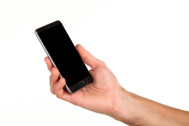 İnsan eli, avucunda boş bir krom ekran olan modern bir akıllı telefonu tutar. Teknoloji ve reklam kavramı. Ayrıntılı yakın çekim stüdyo çekimi soyut beyaz arka planda izole