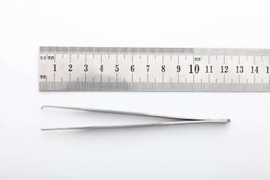 Çelik cerrahi aletler ve laboratuvar ekipmanları beyaz arka planda izole edilmiş. Profesyonel klinik aletleri. Tıbbi, cerrahi, ambulans ve veteriner konsepti. Yumuşak seçici odaklı yakın plan