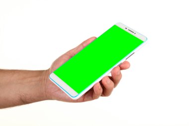 İnsan eli, avucunda boş bir krom ekran olan modern bir akıllı telefonu tutar. Teknoloji ve reklam kavramı. Ayrıntılı yakın çekim stüdyo çekimi soyut beyaz arka planda izole