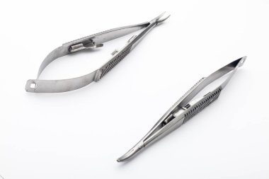 Çelik cerrahi aletler ve laboratuvar ekipmanları beyaz arka planda izole edilmiş. Profesyonel klinik aletleri. Tıbbi, cerrahi, ambulans ve veteriner konsepti. Yumuşak seçici odaklı yakın plan