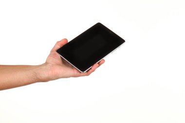 İnsan eli, avucunda boş bir krom ekran olan modern bir akıllı telefonu tutar. Teknoloji ve reklam kavramı. Ayrıntılı yakın çekim stüdyo çekimi soyut beyaz arka planda izole