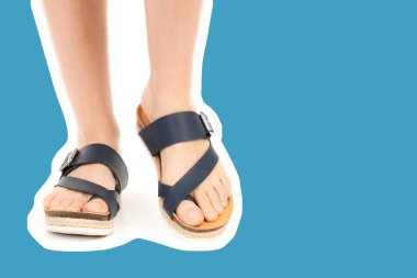 Bayan giysi ayakkabısı. Deri sandalet giyen uzun ince kadın bacakları. Fotokopi alanı olan moda modeli. Klasik ve günlük kıyafet konsepti. Ayrıntılı yakın çekim stüdyo çekimi. Dergi tarzı moda kolajı