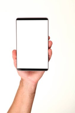 İnsan eli, avucunda boş bir krom ekran olan modern bir akıllı telefonu tutar. Teknoloji ve reklam kavramı. Ayrıntılı yakın çekim stüdyo çekimi soyut beyaz arka planda izole