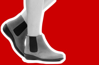 Bayan giysi ayakkabısı. Düşük deri ayakkabılar giyen uzun ince kadın bacağı. Fotokopi alanı olan moda modeli. Klasik ve günlük kıyafet konsepti. Ayrıntılı yakın çekim stüdyo çekimi. Dergi tarzı moda kolajı