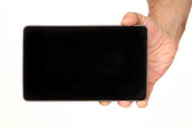 İnsan eli, avucunda boş bir krom ekran olan modern bir akıllı telefonu tutar. Teknoloji ve reklam kavramı. Ayrıntılı yakın çekim stüdyo çekimi soyut beyaz arka planda izole