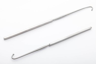 Çelik cerrahi aletler ve laboratuvar ekipmanları beyaz arka planda izole edilmiş. Profesyonel klinik aletleri. Tıbbi, cerrahi, ambulans ve veteriner konsepti. Yumuşak seçici odaklı yakın plan