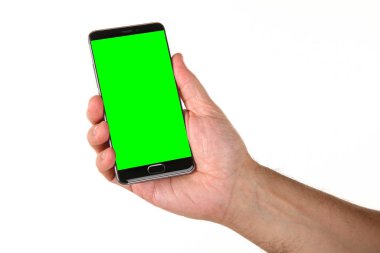 İnsan eli, avucunda boş bir krom ekran olan modern bir akıllı telefonu tutar. Teknoloji ve reklam kavramı. Ayrıntılı yakın çekim stüdyo çekimi soyut beyaz arka planda izole