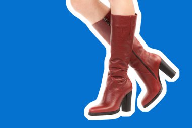 Bayan giysi ayakkabısı. Uzun ince dişinin bacakları yüksek topuklu uzun çizmeler giyer. Fotokopi alanı olan moda modeli. Klasik ve günlük kıyafet konsepti. Ayrıntılı yakın çekim stüdyo çekimi. Dergi tarzı moda kolajı