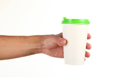 İnsan eli plastik kapaklı boş bir kahve fincanı tutar. Tek kullanımlık fincana çay ya da kahve konsepti. Metin veya logo için yeri ve yeri kopyala. Beyaz bir arkaplanda izole edilmiş