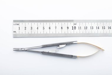 Çelik cerrahi aletler ve laboratuvar ekipmanları beyaz arka planda izole edilmiş. Profesyonel klinik aletleri. Tıbbi, cerrahi, ambulans ve veteriner konsepti. Yumuşak seçici odaklı yakın plan