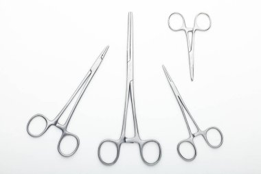 Çelik cerrahi aletler ve laboratuvar ekipmanları beyaz arka planda izole edilmiş. Profesyonel klinik aletleri. Tıbbi, cerrahi, ambulans ve veteriner konsepti. Yumuşak seçici odaklı yakın plan