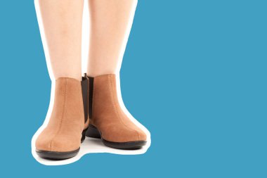 Bayan giysi ayakkabısı. Uzun ince dişinin bacakları düşük deri ayakkabı giyer. Fotokopi alanı olan moda modeli. Klasik ve günlük kıyafet konsepti. Ayrıntılı yakın çekim stüdyo çekimi. Dergi tarzı moda kolajı