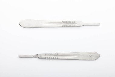 Çelik cerrahi aletler ve laboratuvar ekipmanları beyaz arka planda izole edilmiş. Profesyonel klinik aletleri. Tıbbi, cerrahi, ambulans ve veteriner konsepti. Yumuşak seçici odaklı yakın plan