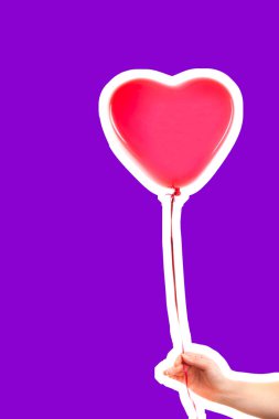 Kadın eli kırmızı kauçuk, şişme kalp şeklinde balon tutuyor. Aşk, ilişki, sevgililer günü ve doğum günü kutlaması konsepti. Boş kopya alanı olan dergi tarzı moda kolajı