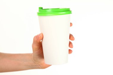 İnsan eli plastik kapaklı boş bir kahve fincanı tutar. Tek kullanımlık fincana çay ya da kahve konsepti. Metin veya logo için yeri ve yeri kopyala. Beyaz bir arkaplanda izole edilmiş